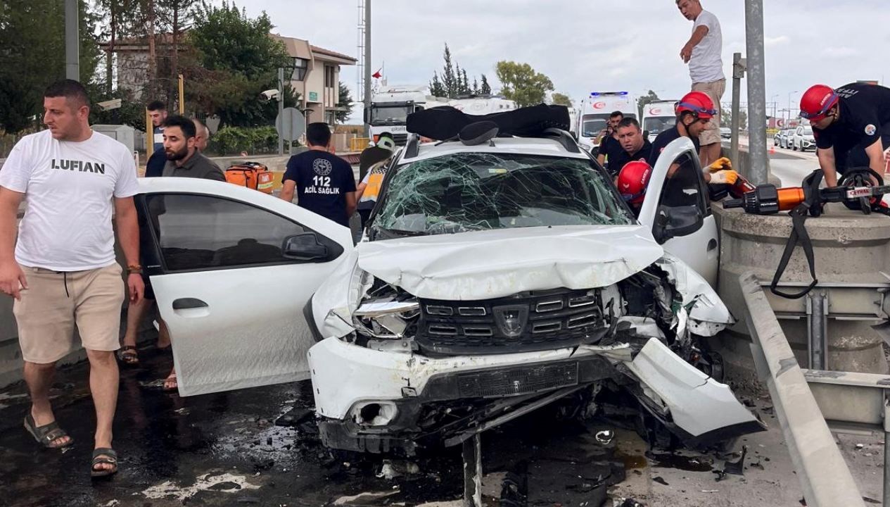 Otoyolda Gişe Bariyerine Çarpan Araçta 1 Ölü, 4 Yaralı