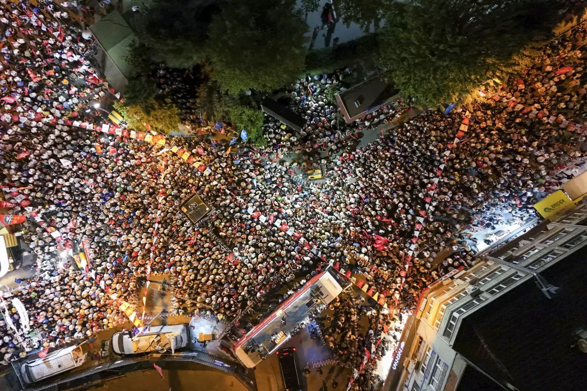 Özgür Özel'in Bayrampaşa Mitinginde AK Parti'ye Sert Eleştiriler