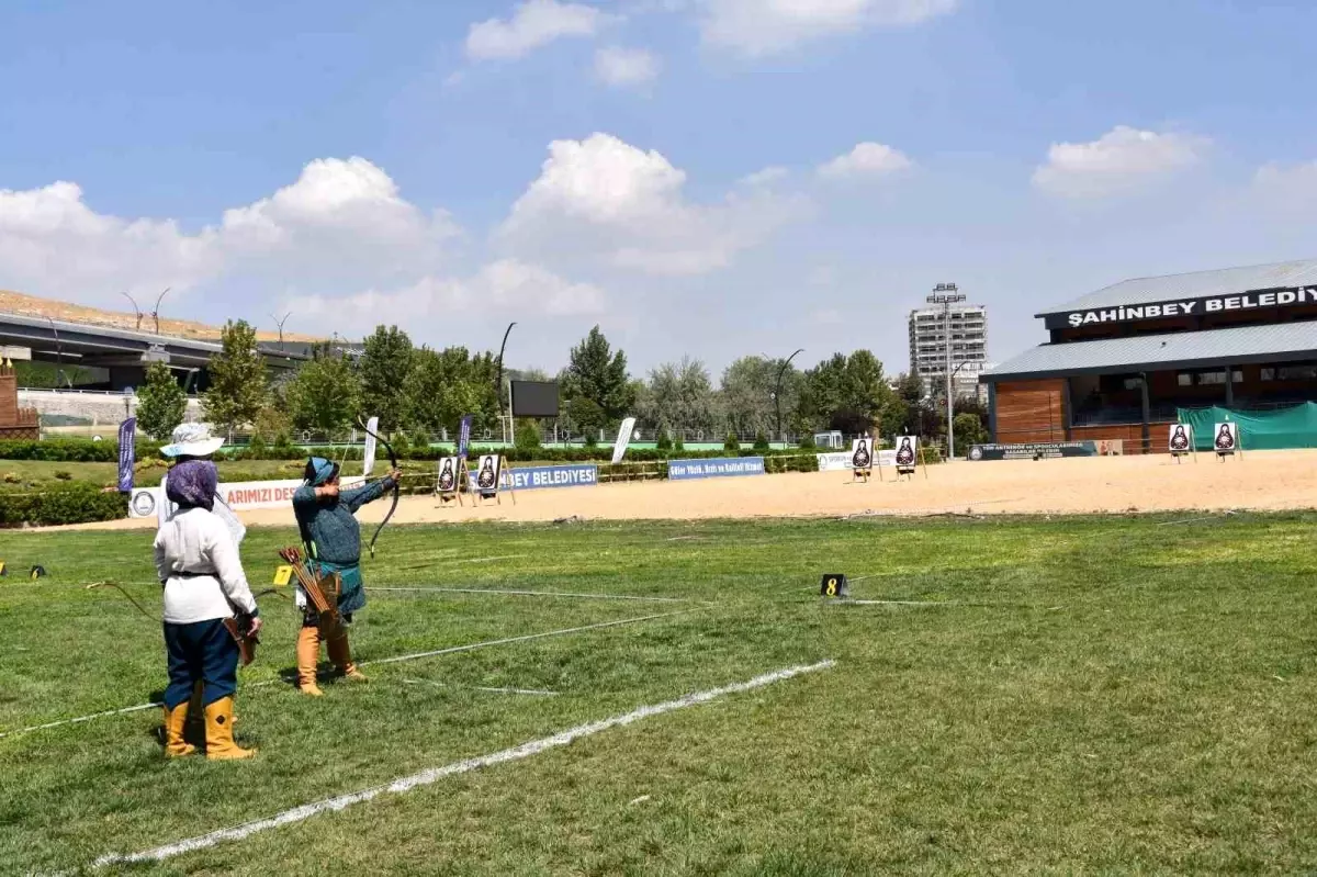 Şahinbey'de Düzenlenen Zafer Bayramı Okçuluk Yarışmasında 50 Yaş Üstü Sporcuların Mücadelesi