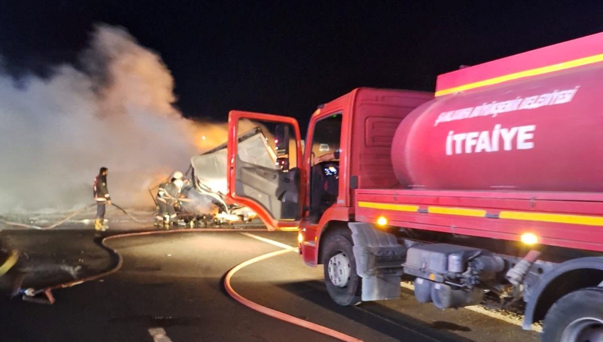 Şanlıurfa-Gaziantep Otoyolu’nda Seyir Halindeki Motor Yağ Yüklü TIR’da Yangın