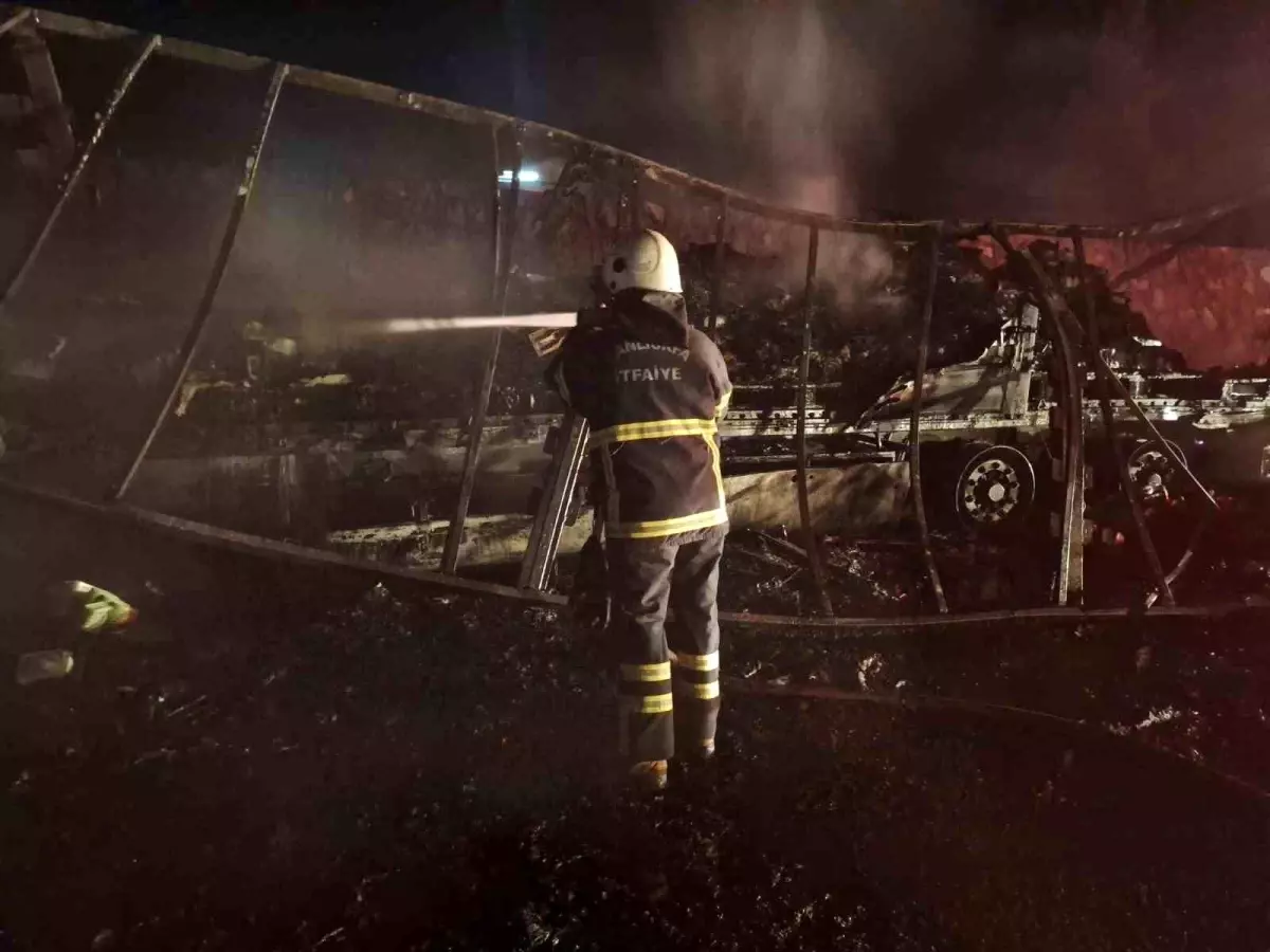 Şanlıurfa-Gaziantep Otoyolu'nda Seyir Halindeki Tırda Korkutan Yangın Çıktı