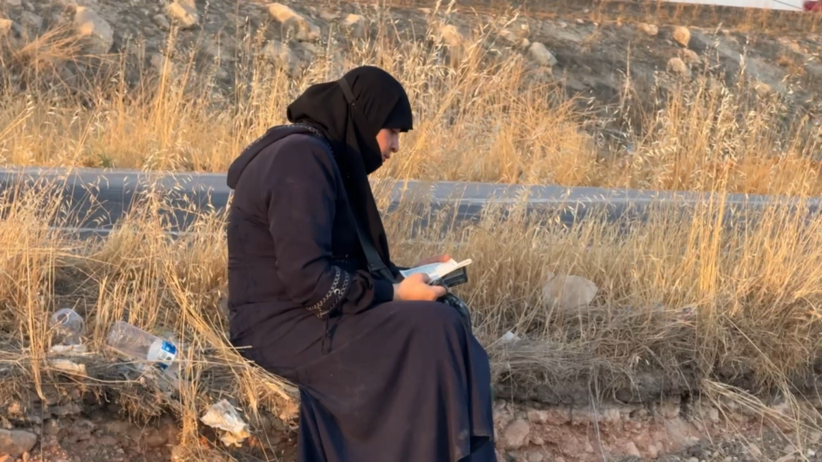 Şanlıurfa'da Kaza Sonrası Kur'an-ı Kerim Okuyan Kadın