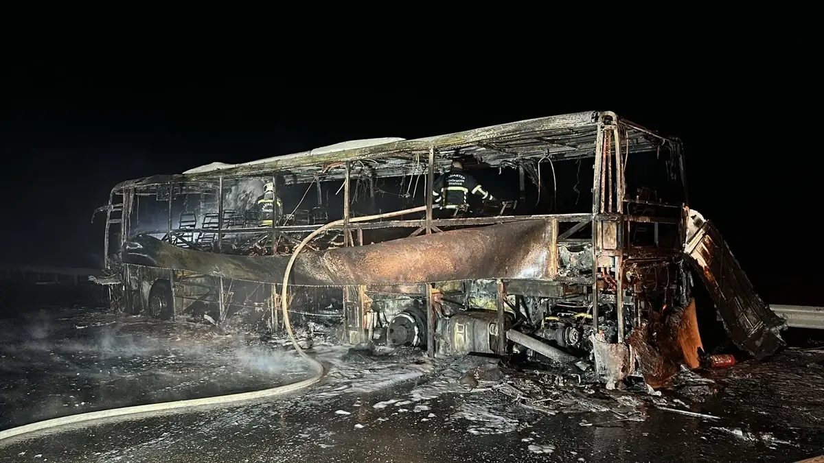 TAG Otoyolunda Seyir Halindeki Yolcu Otobüsünde Motor Yangını