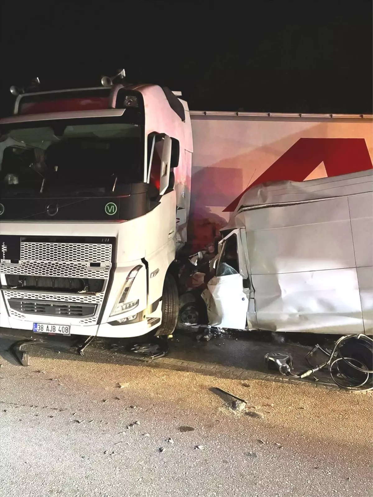 TAG Otoyolu'nda Trafik Kazası: 1 Ölü, 1 Yaralı