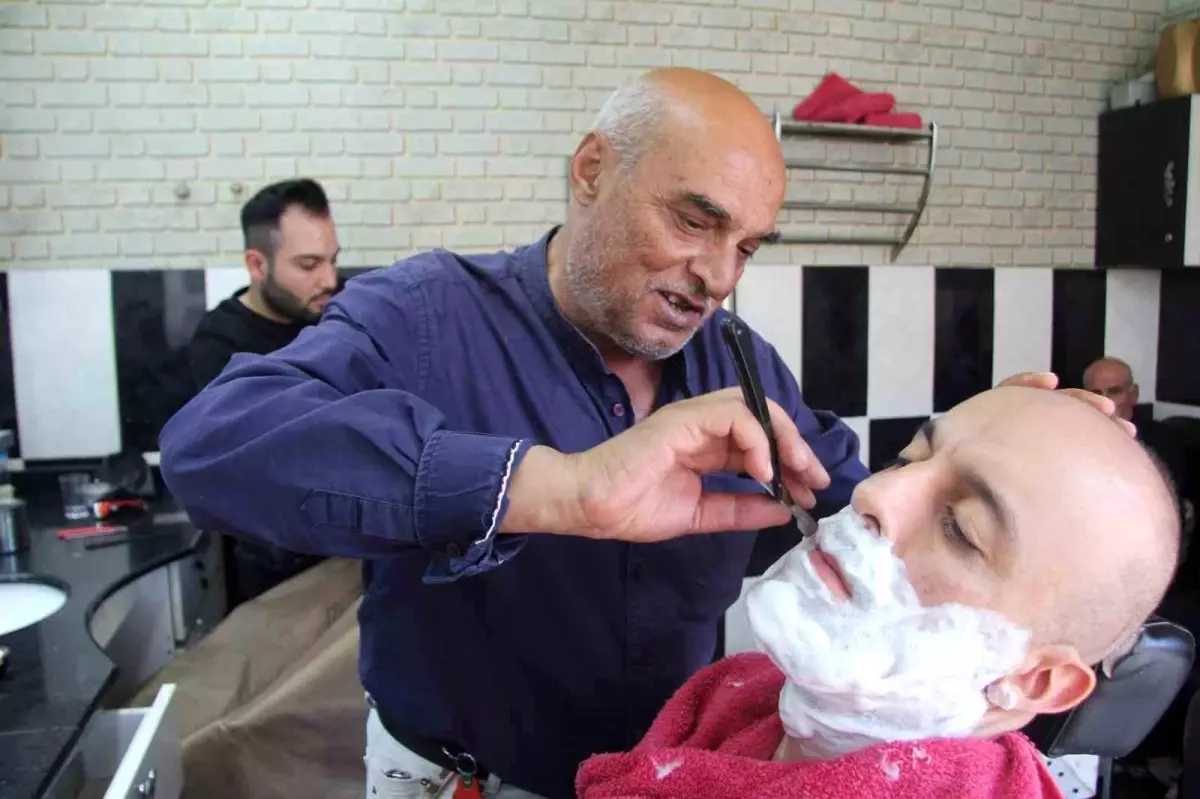 50 Yıllık Tecrübesiyle 70 Yaşındaki Usta Berberin Azmi Gaziantep'te