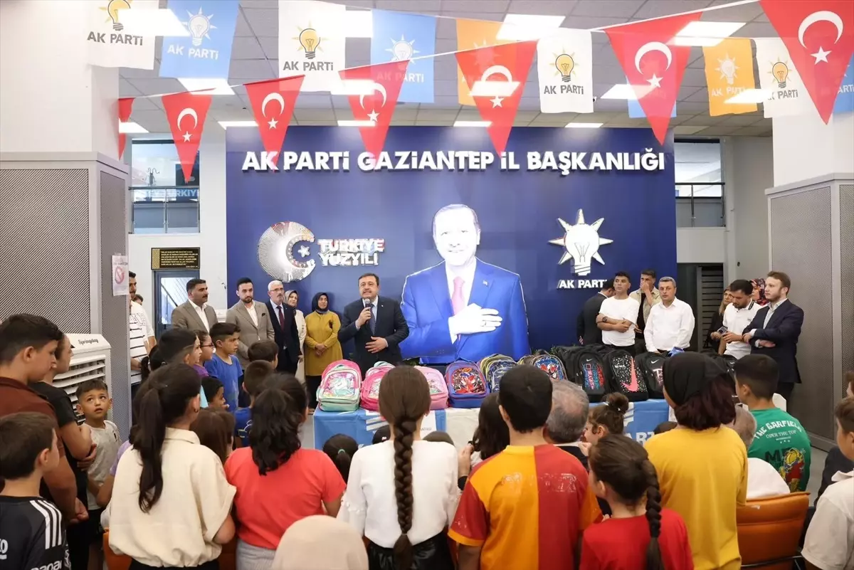 AK Parti Gaziantep İl Başkanlığından İhtiyaç Sahibi Öğrencilere Kırtasiye Yardımı