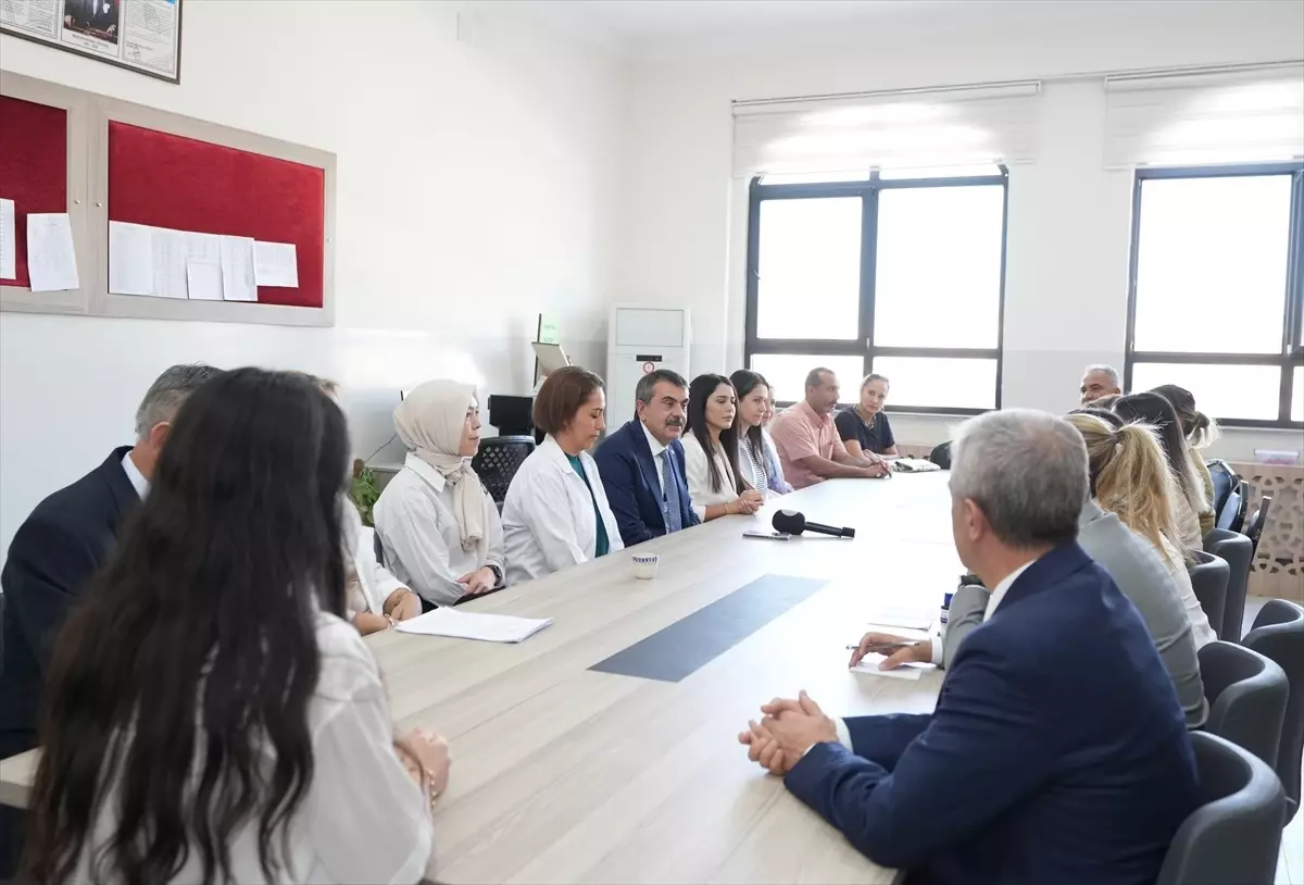 Bakan Yusuf Tekin'den Gaziantep Emel-Galip Hasırcı Ortaokulu'na Sürpriz Ziyaret