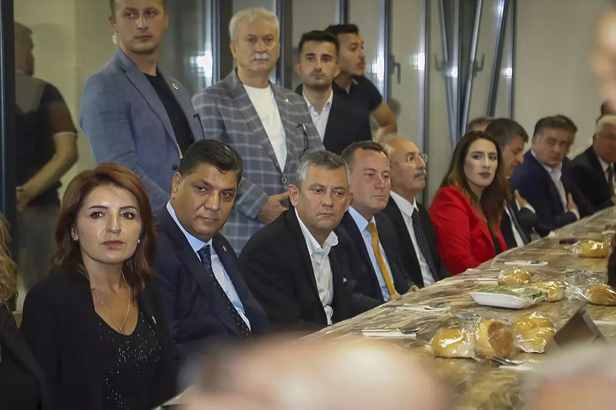 CHP Genel Başkanı Özgür Özel, Genç Çiftin Nikah Şahitliğini Onurlandırdı