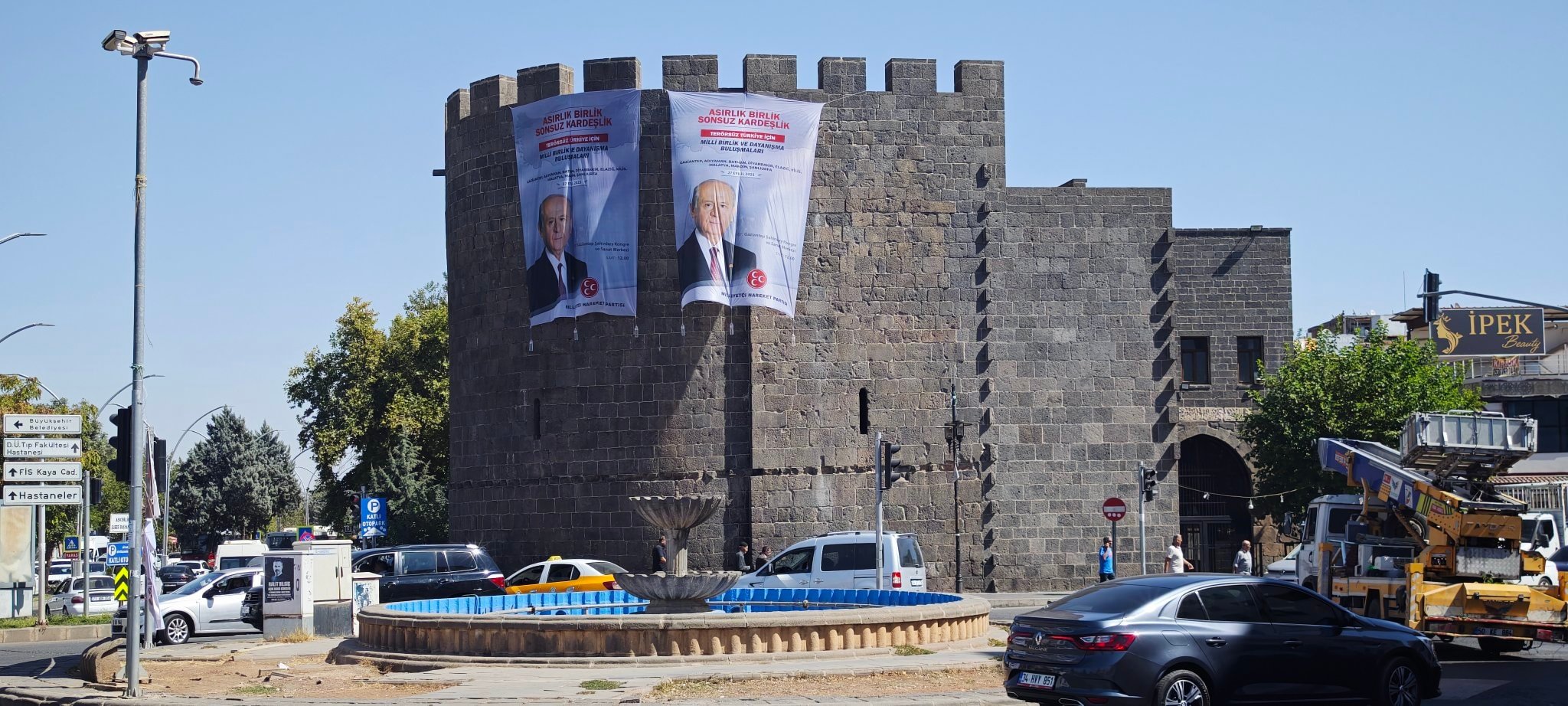 Diyarbakır Surlarına Bahçeli posteri asıldı