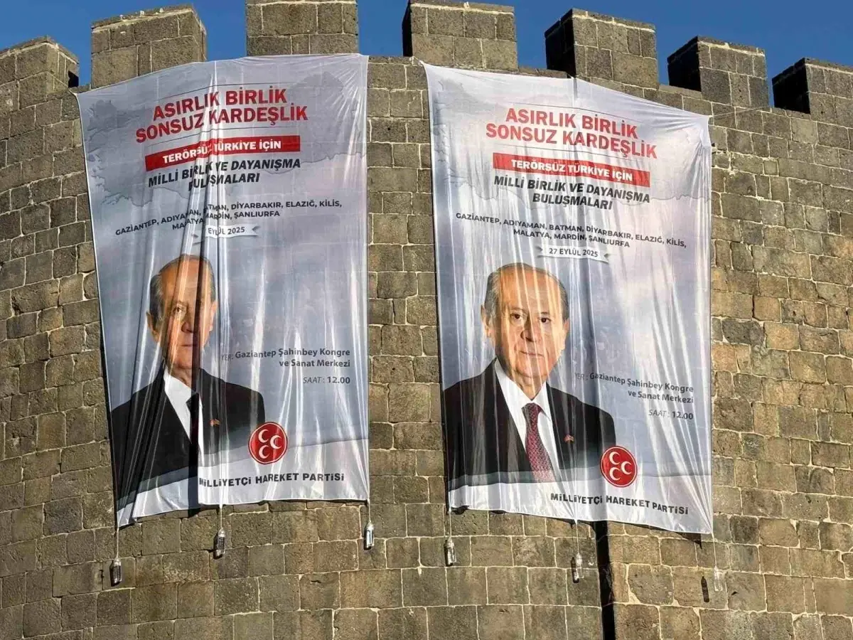Diyarbakır Surlarında MHP Genel Başkanı Devlet Bahçeli'nin Dev Posterleri