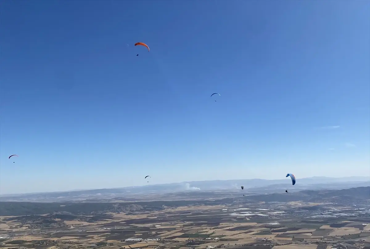 Dulkadiroğlu'nda Renkli Yamaç Paraşütü Şenliği