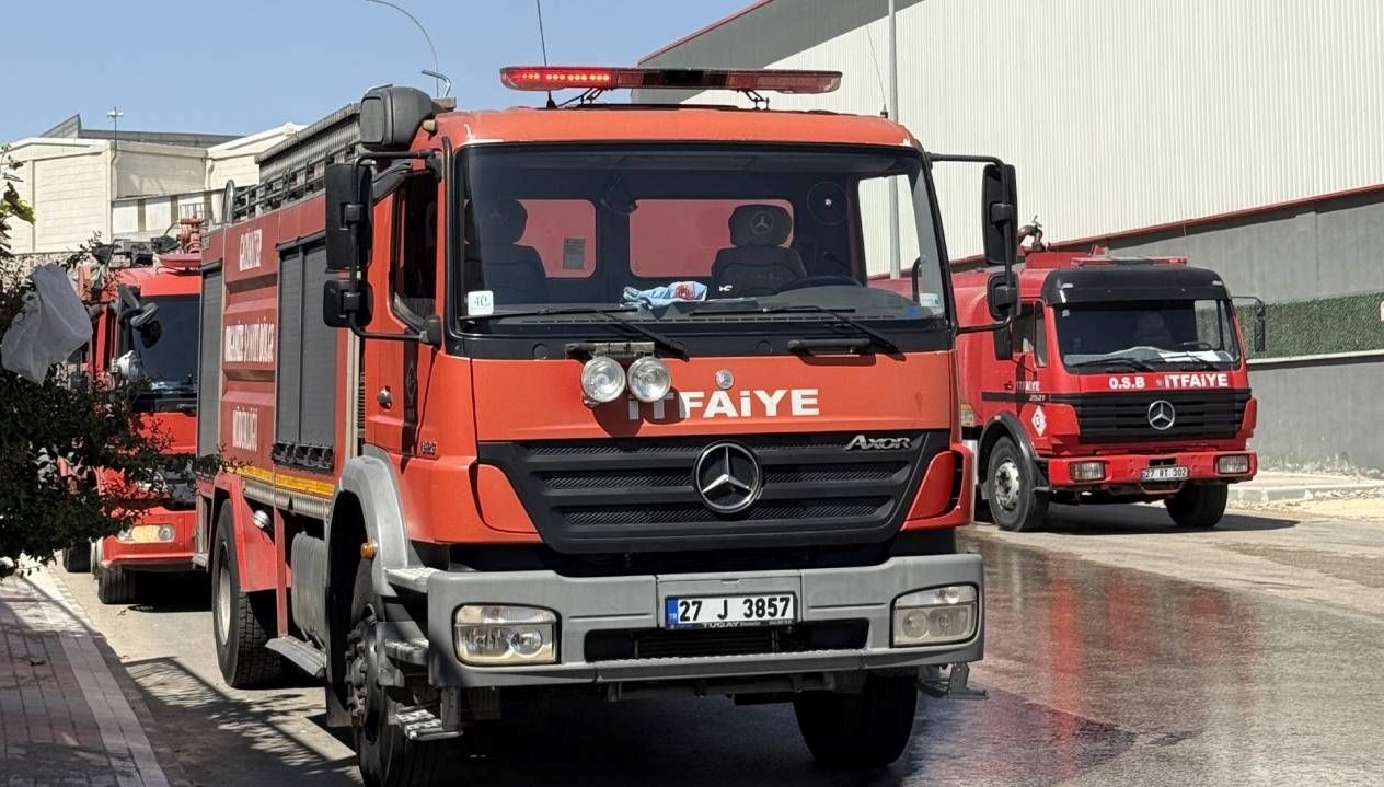 Gaziantep 5. Organize Sanayi Bölgesi'nde Islak Mendil Üretim Fabrikasında Çıkan Yangın Söndürüldü