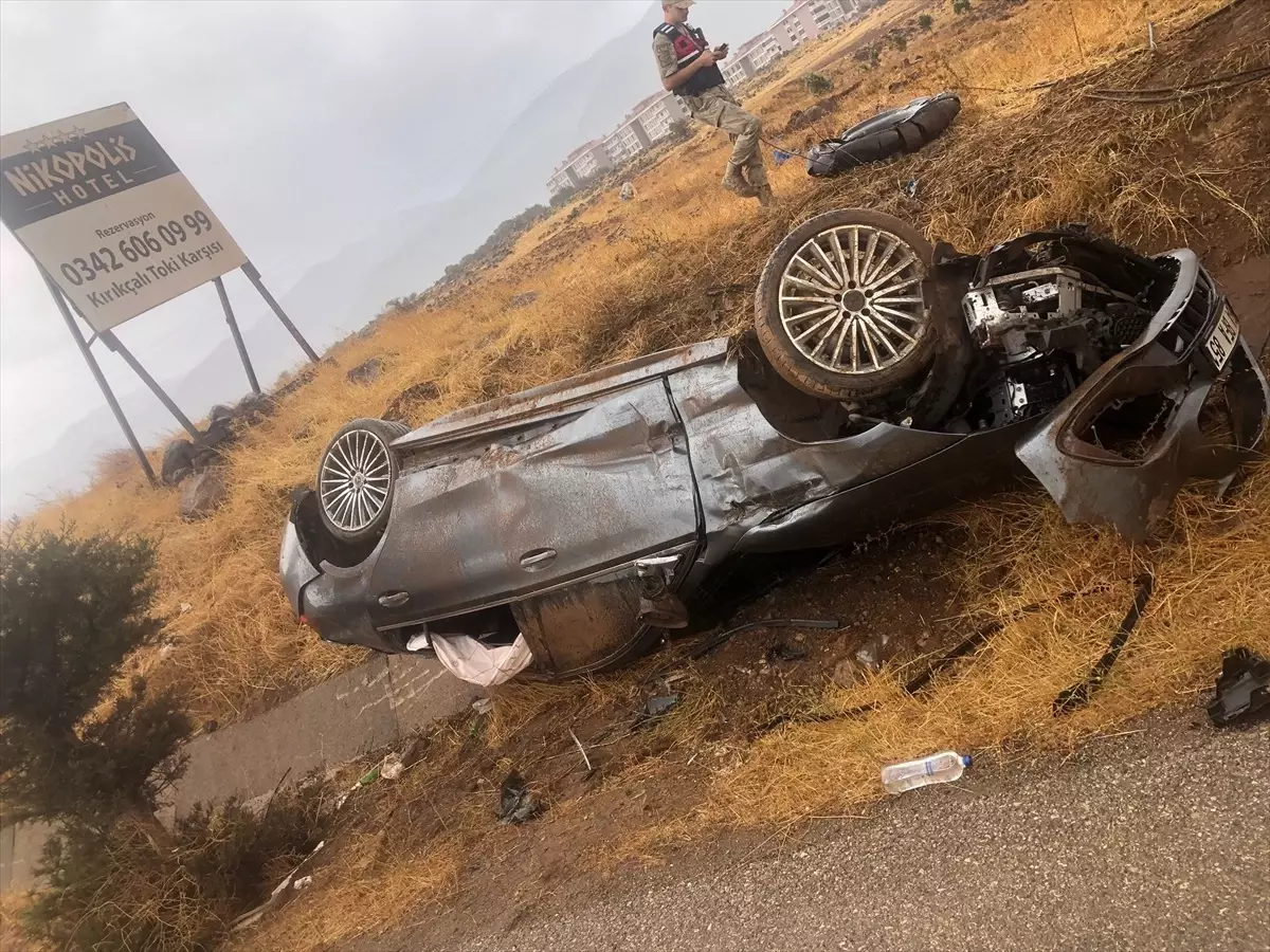 Gaziantep İslahiye'de İki Otomobilin Çarpışması Sonucu 3 Kişi Yaralandı