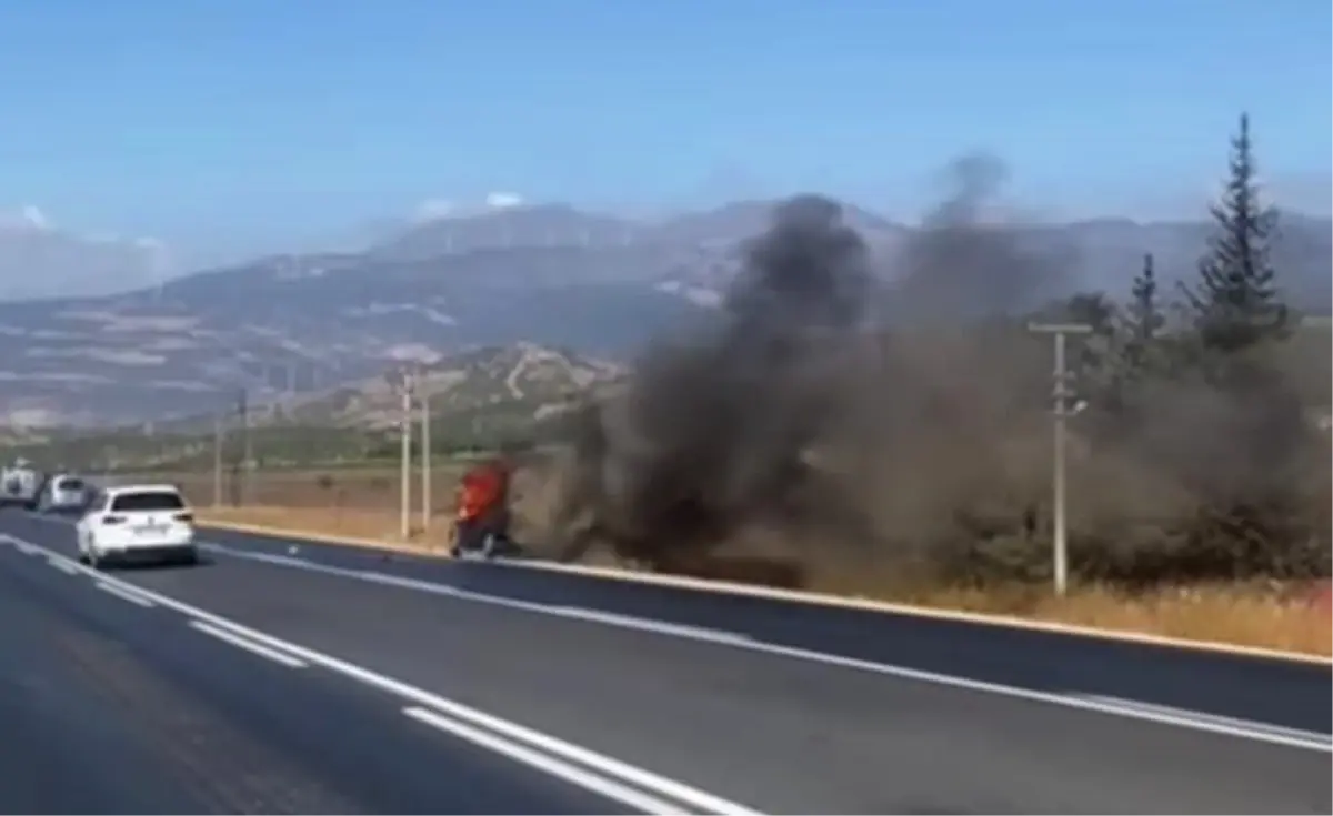Gaziantep Nurdağı'nda Seyir Halindeki Otomobilde Motor Yangını