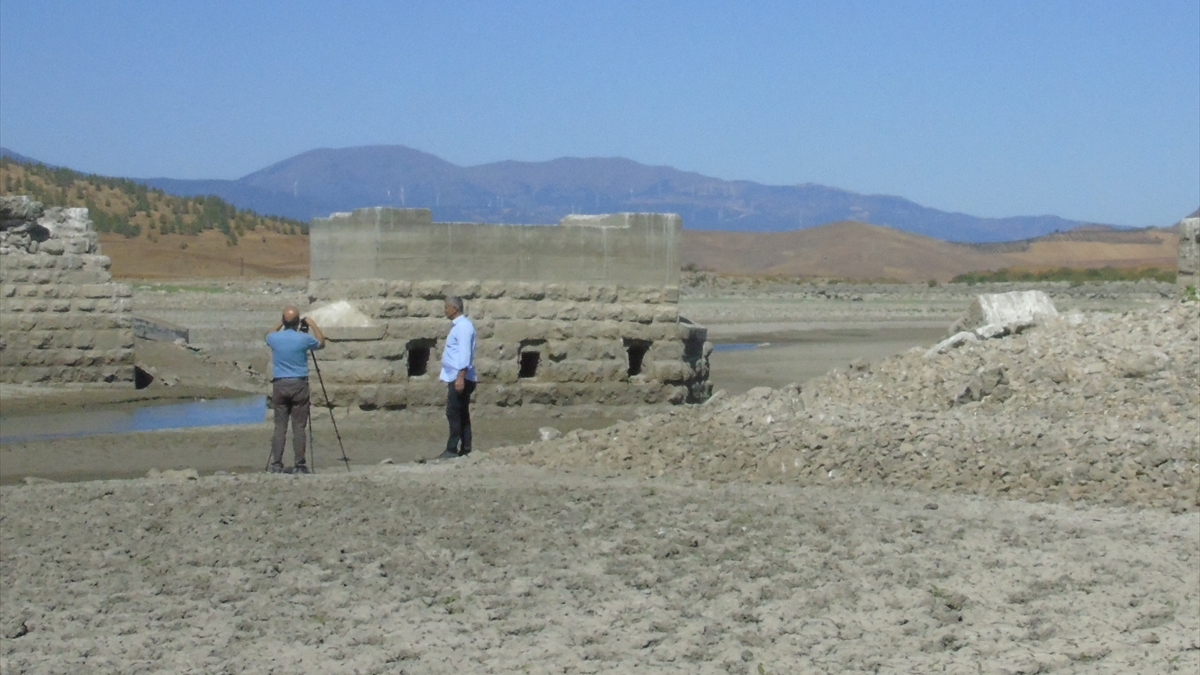 Gaziantep Tahtaköprü Barajında Kuraklık Nedeniyle Su Seviyesi Düşüşü ve Tarihi Köprünün Gün Yüzüne Çıkması