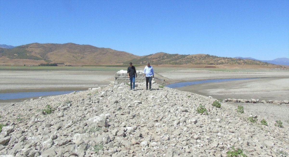 Gaziantep Tahtaköprü Barajında Kuraklık Nedeniyle Su Seviyesi Düşüşü ve Tarihi Köprünün Gün Yüzüne Çıkması