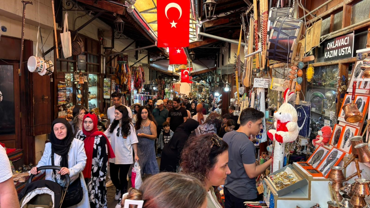 Gaziantep'in Tarihi Bakırcılar Çarşısı: 500 Yıllık El Sanatı ve Turistlerin Gözdesi