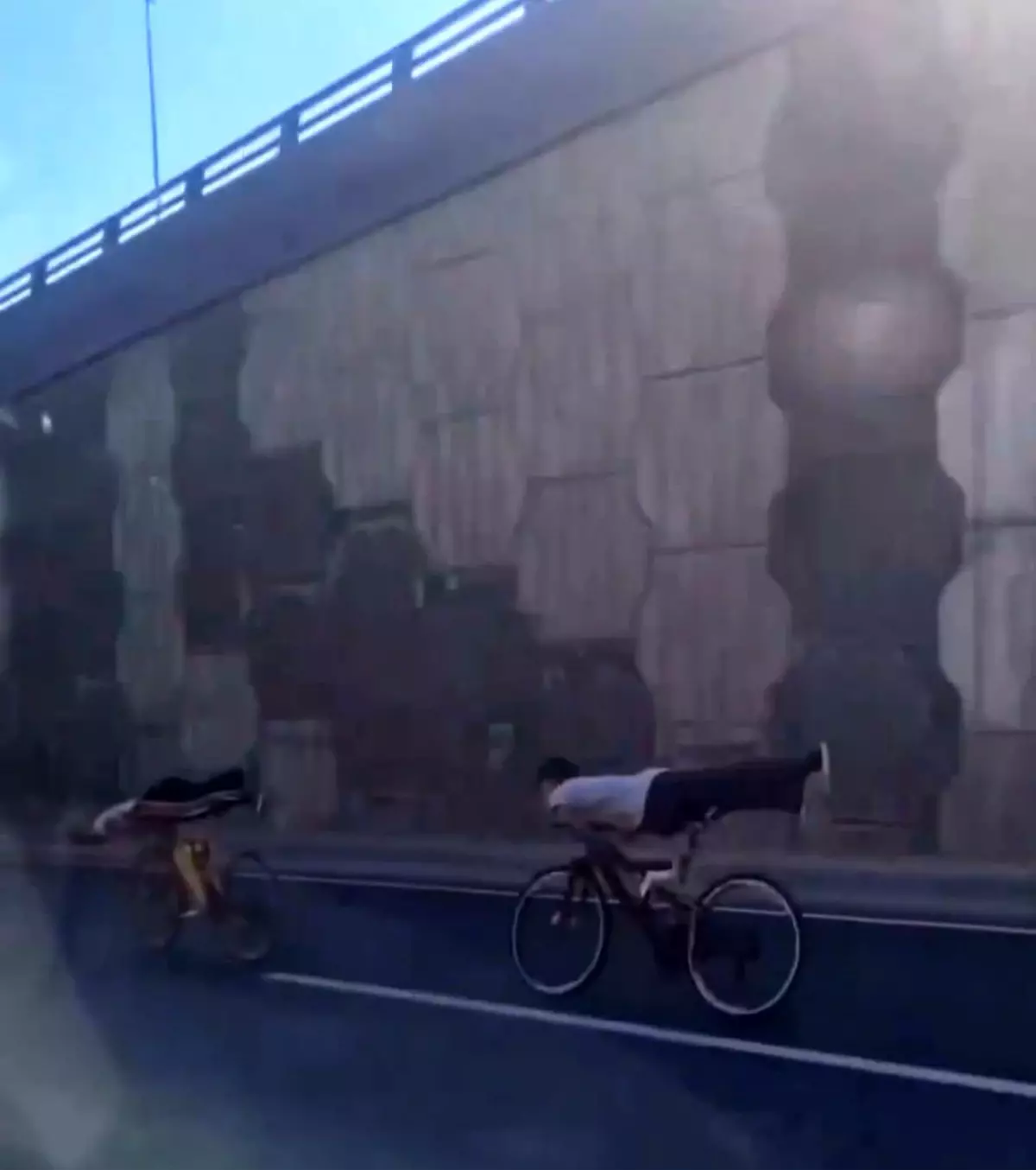 Gaziantep'te Bisikletli Gençlerin Tehlikeli Gösterisi Sokakta Korku Saçıyor