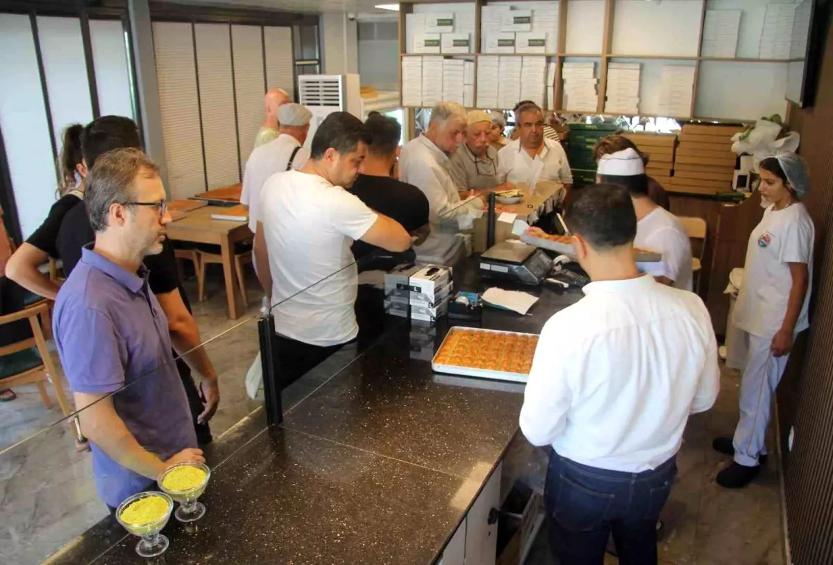 Gaziantep'te Eğitim Veren Kız Öğrencilerin Ürettiği Uygun Fiyatlı Baklava Yoğun Talep Görüyor