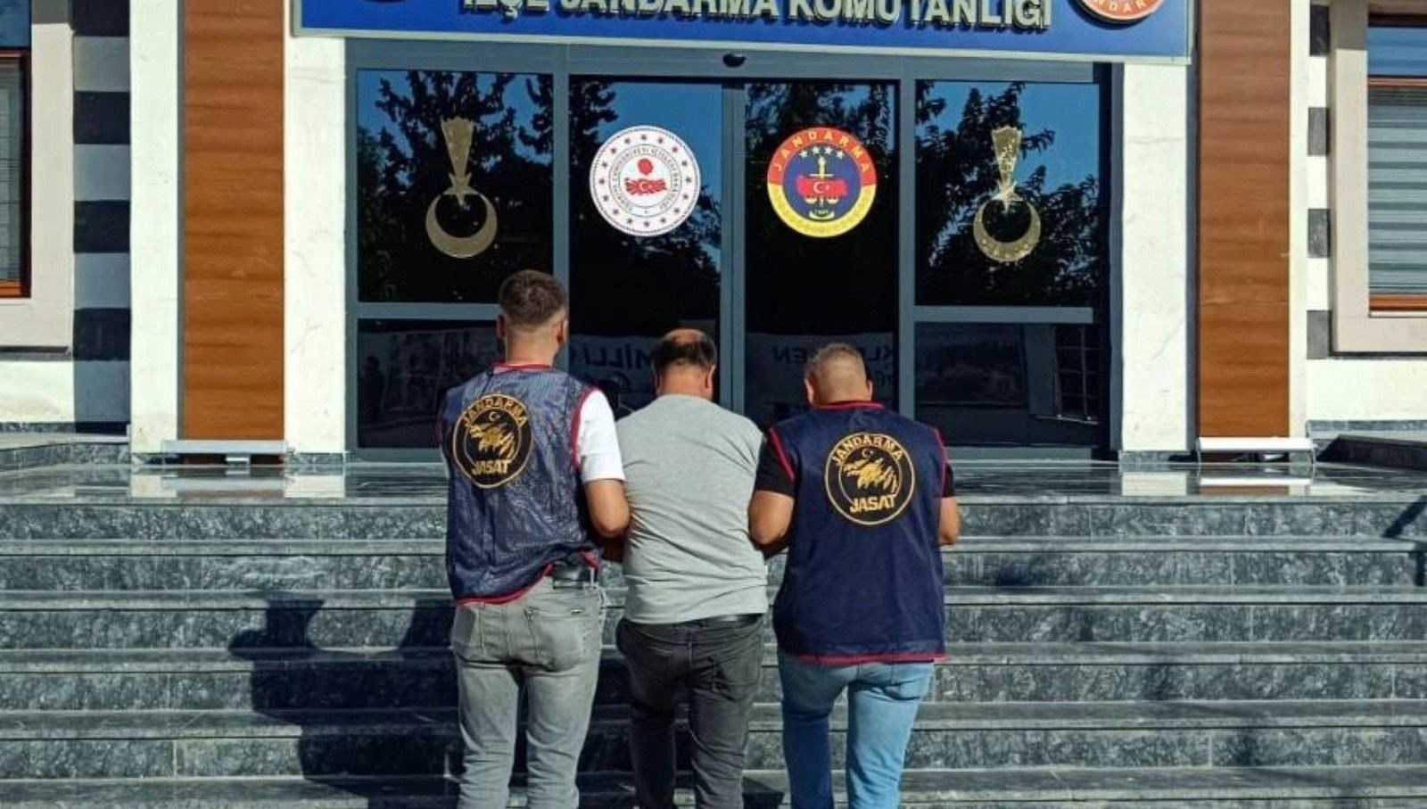 Hırsızlık suçundan aranan kişi yakalandı