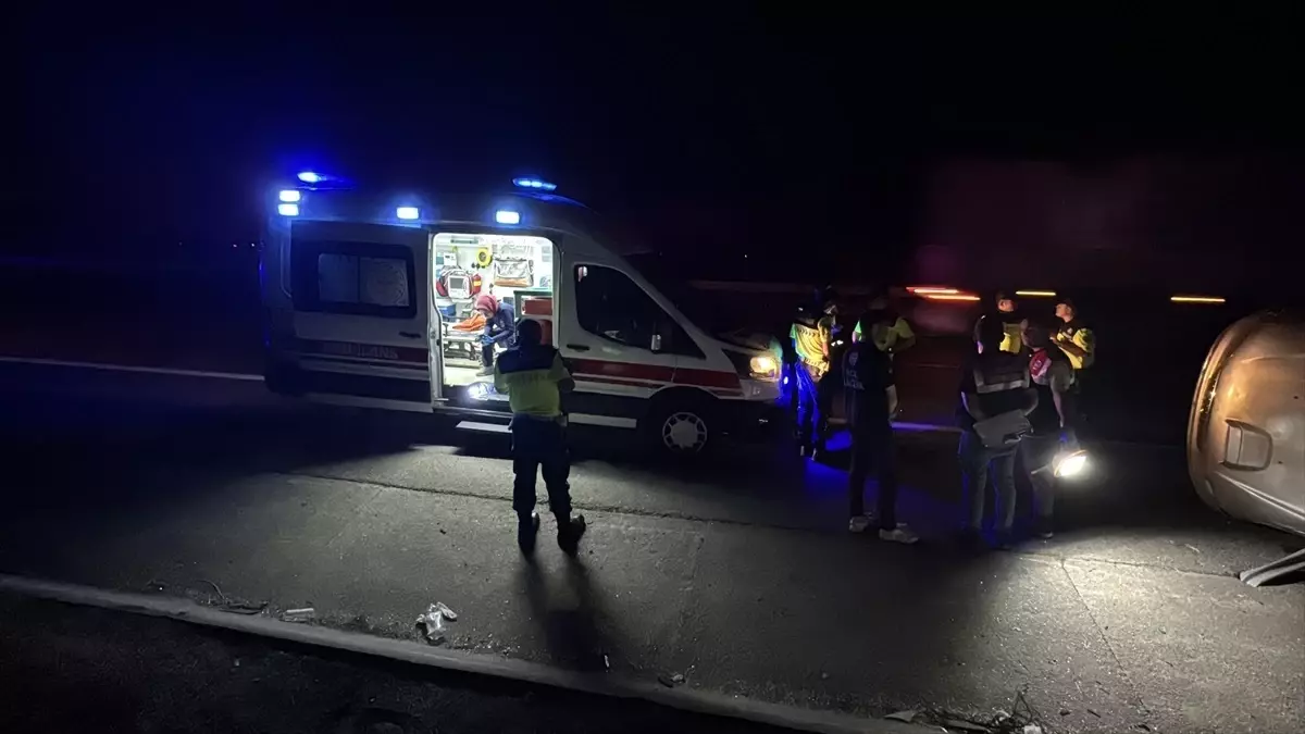 Gaziantep'te Lastik Patlaması Nedeniyle Kamyonet Devrildi: 2 Ölü ve 8 Yaralı