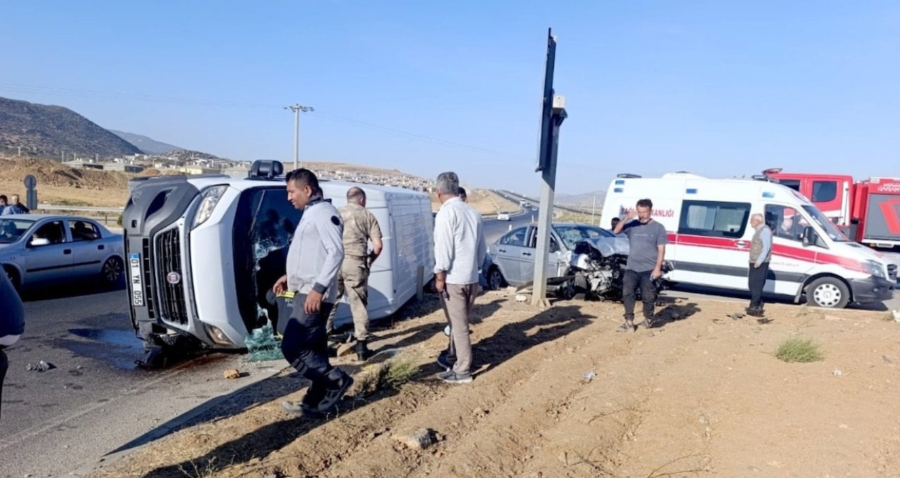 Gaziantep’te Minibüs ve Otomobilin Korkunç Çarpışması: 6 Yaralı