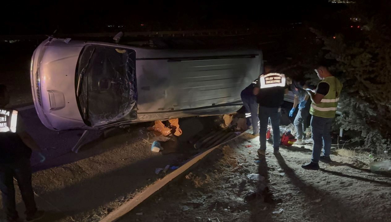 Gaziantep'te Minibüsün Lastik Patlaması Sonrası Takla Atması: 2 Ölü, 8 Yaralı