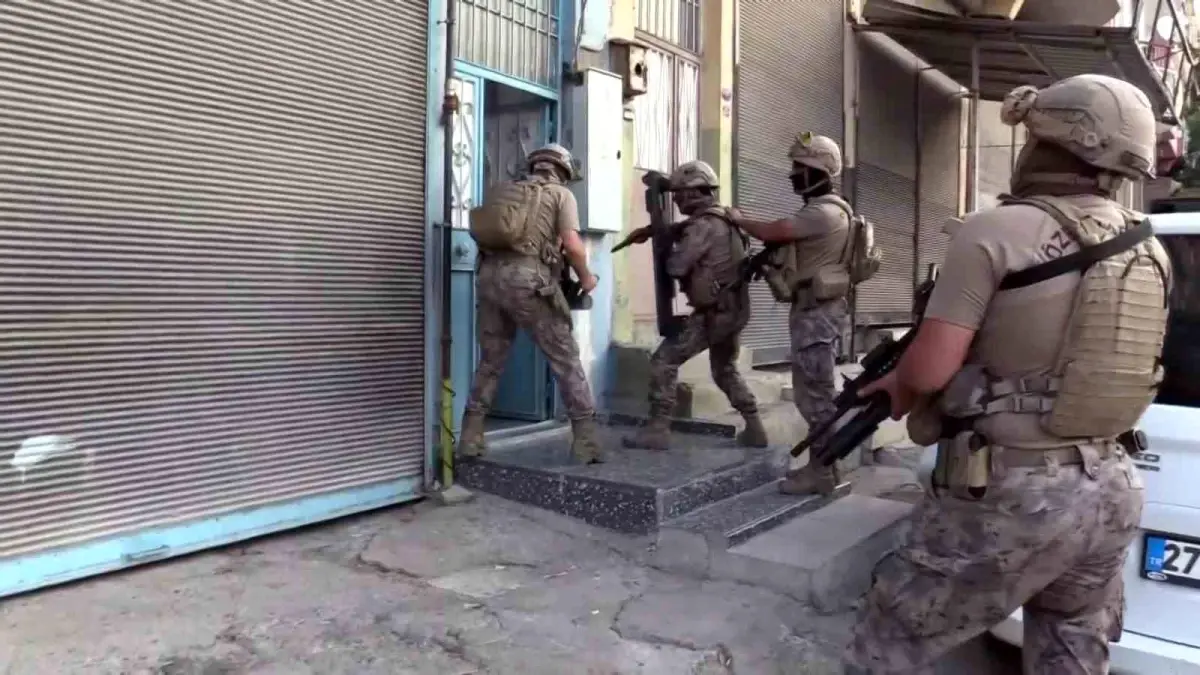 Gaziantep'te Şafak Operasyonunda 10 Aranan Suçlu Yakalandı