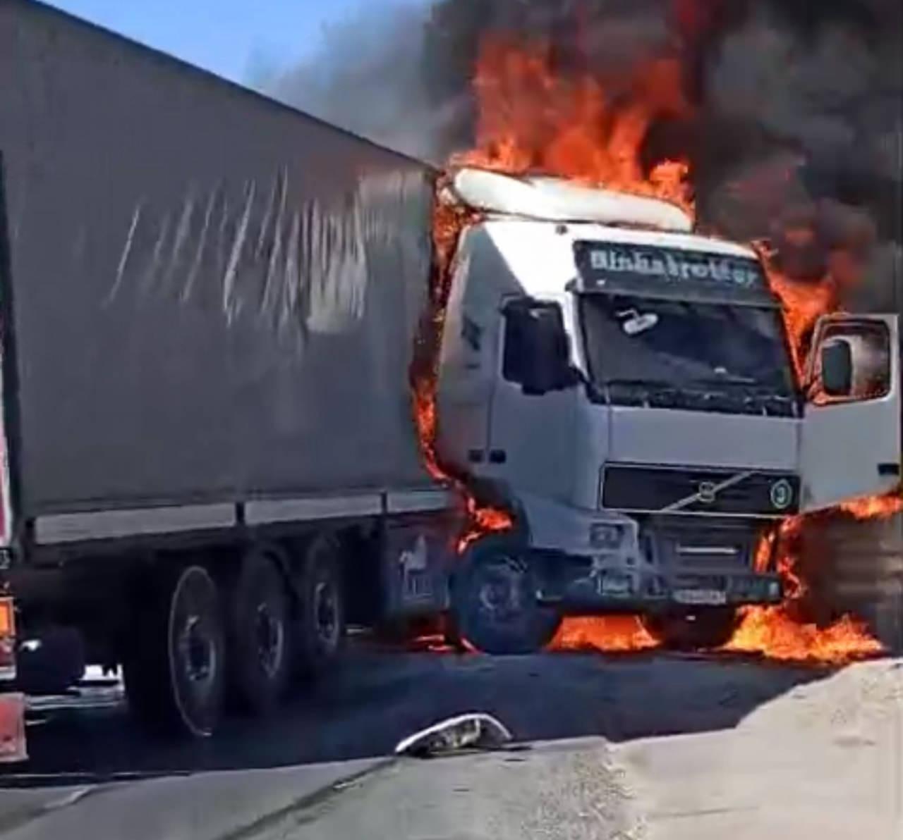 Gaziantep'te Seyir Halindeki Tırda Aniden Çıkan Yangın