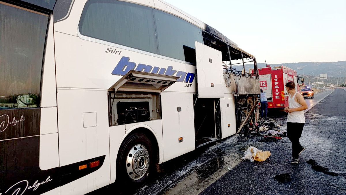 Gaziantep'te Seyir Halindeyken Alev Alan Yolcu Otobüsü Korku Dolu Anlar Yaşattı