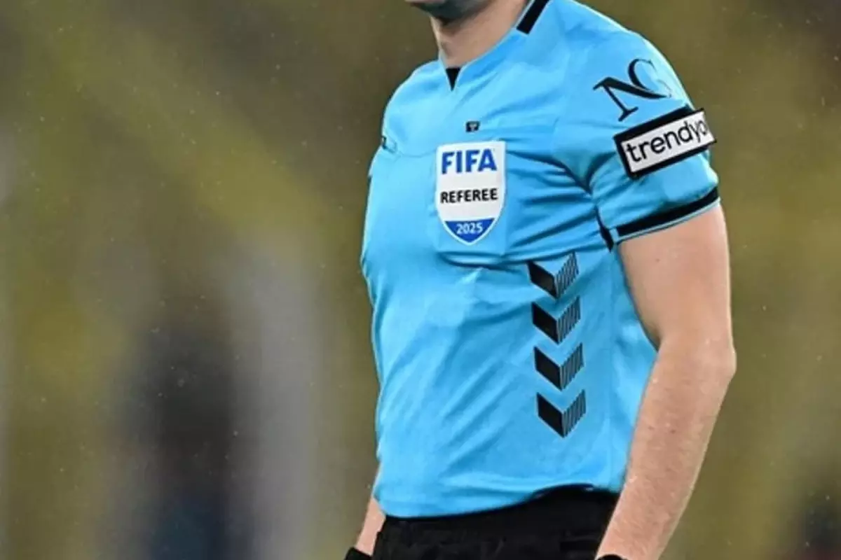 Son yönettiği maçtaki kararları olay olmuştu! Deneyimli hakem düdüğü asıyor