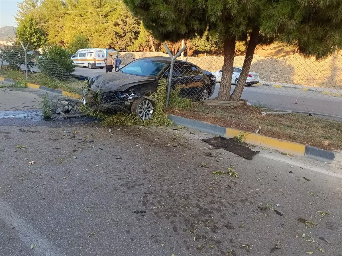 İslahiye'de Orta Refüje Çarpan Otomobilde 3 Kişi Yaralandı