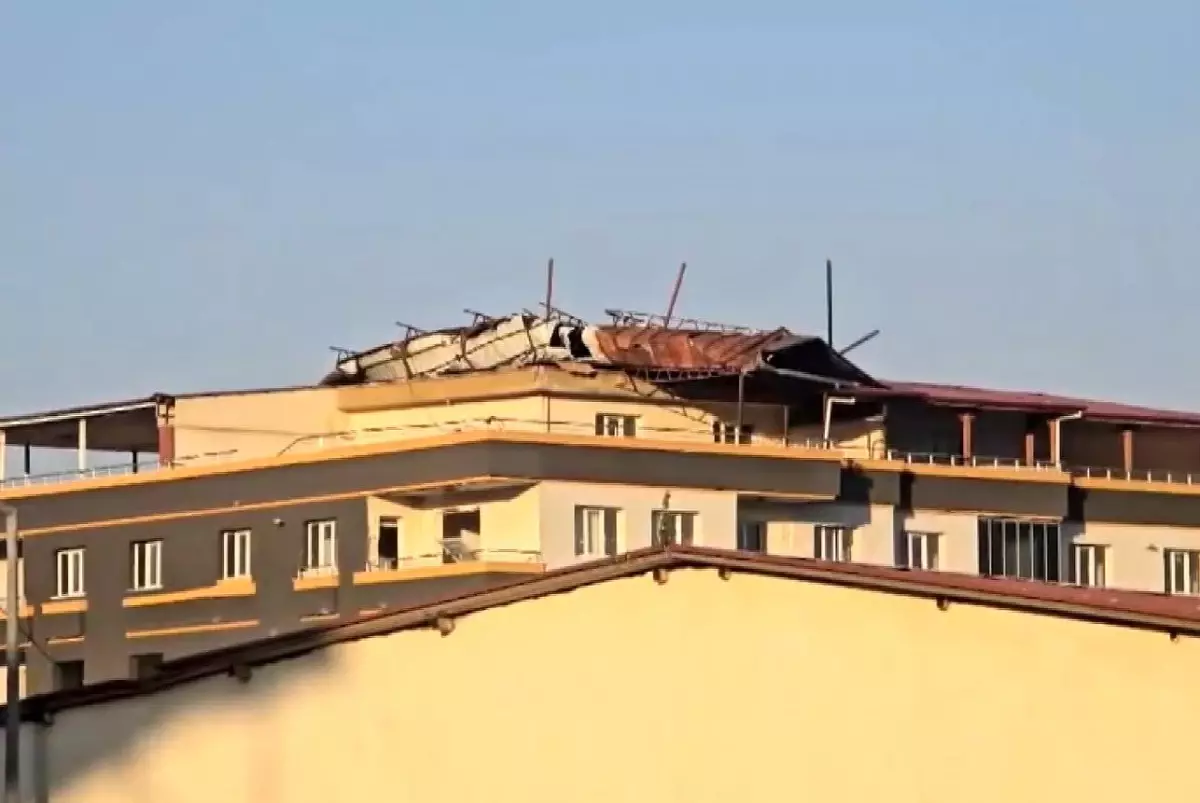 İslahiye'de Şiddetli Fırtına Sonrası Hasarlı Binanın Çatısı Uçtu
