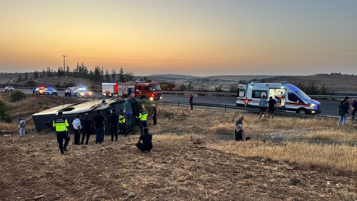 Şanlıurfa Otoyolunda Sabahın İlk Saatlerinde Yolcu Otobüsü Devrildi