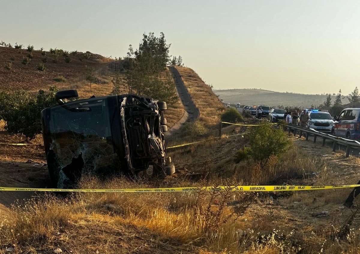Şanlıurfa Otoyolunda Sabahın İlk Saatlerinde Yolcu Otobüsü Devrildi