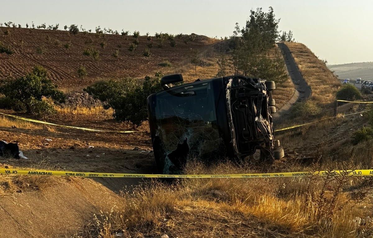 Şanlıurfa Otoyolunda Sabahın İlk Saatlerinde Yolcu Otobüsü Devrildi