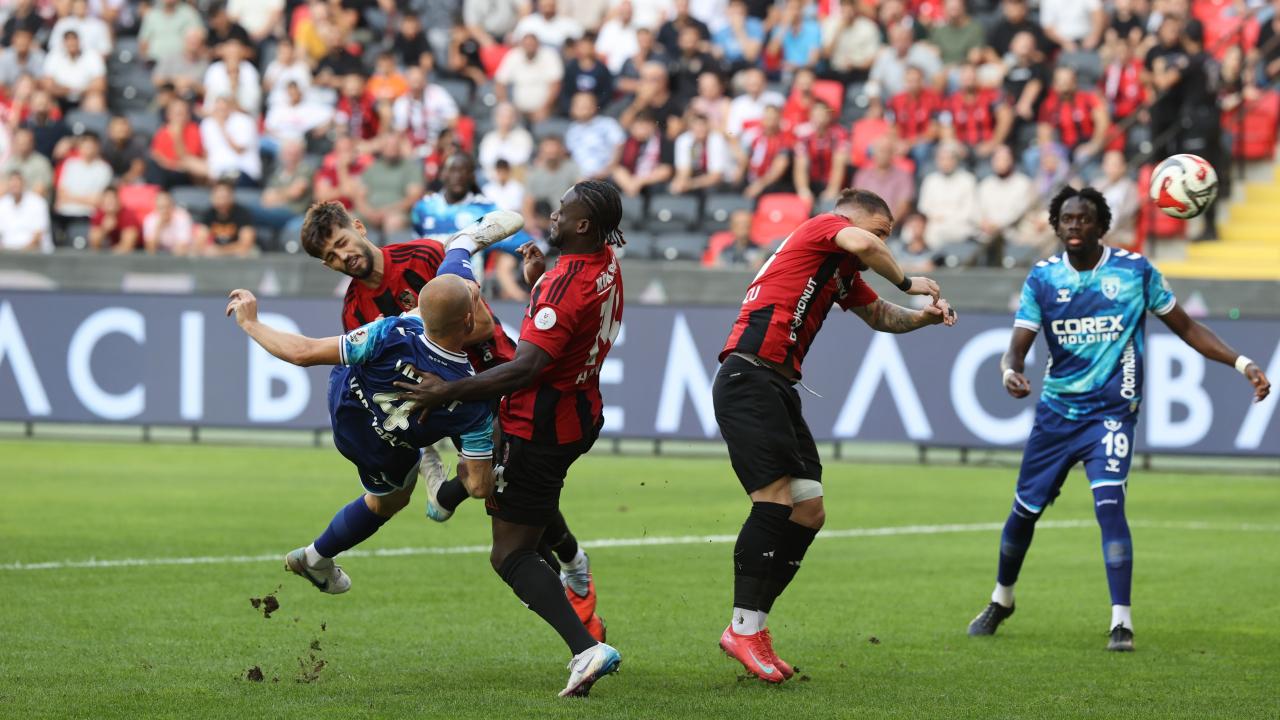 Süper Lig'in kritik maçında şaşırtan sonuç! 4 gol 1 kırmızı kart