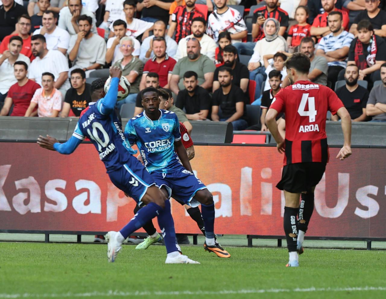 Süper Lig'in kritik maçında şaşırtan sonuç! 4 gol 1 kırmızı kart