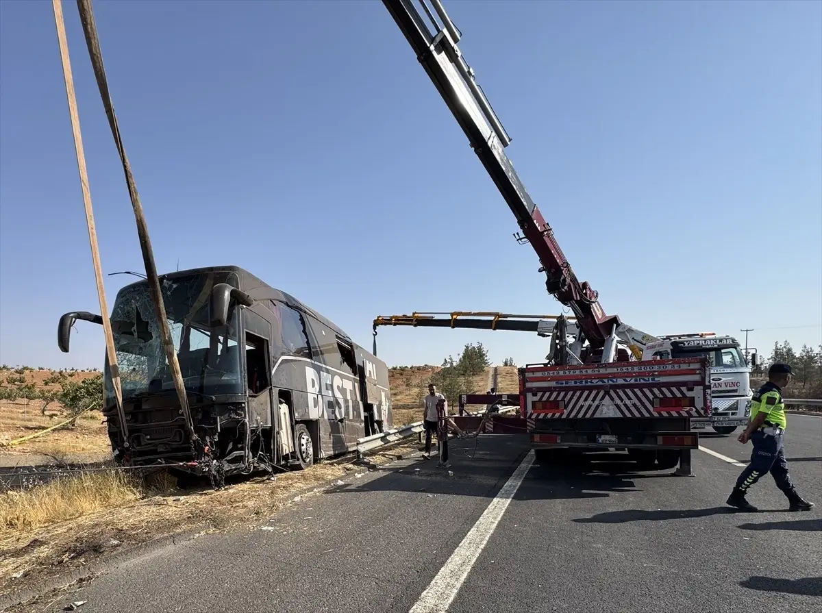 Suruç'ta Yolcu Otobüsünün Devrilmesiyle 27 Kişi Yaralandı