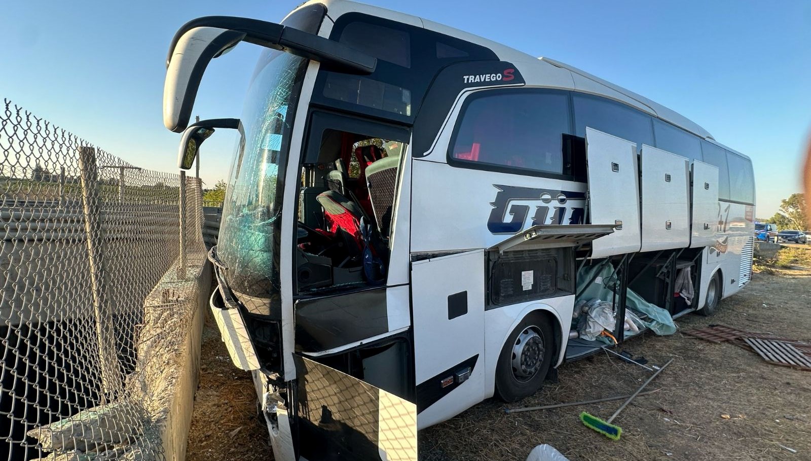 TAG Otoyolu'nda Refüje Çarpan Yolcu Otobüsünde 4 Kişi Yaralandı