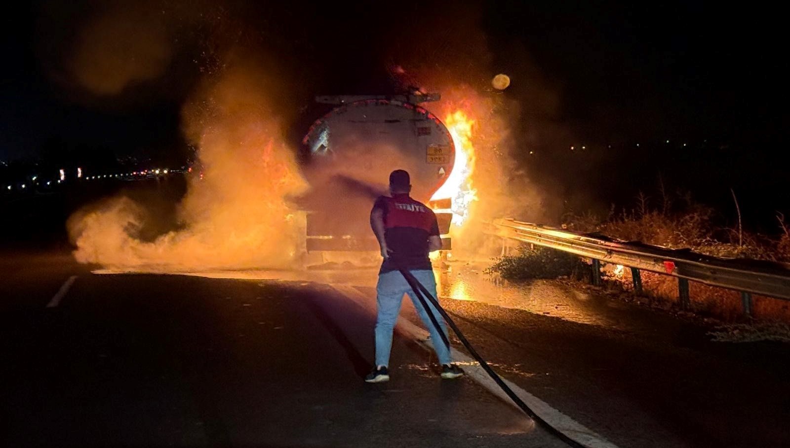 Tarsus-Adana-Gaziantep Otoyolu'nda Akaryakıt Yüklü Tanker Yangını