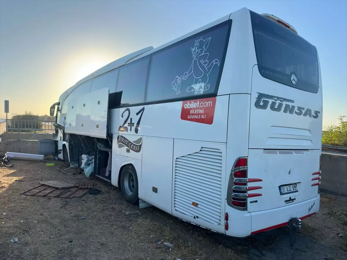 Tarsus'ta Refüje Çarpan Yolcu Otobüsünde 4 Kişi Yaralandı
