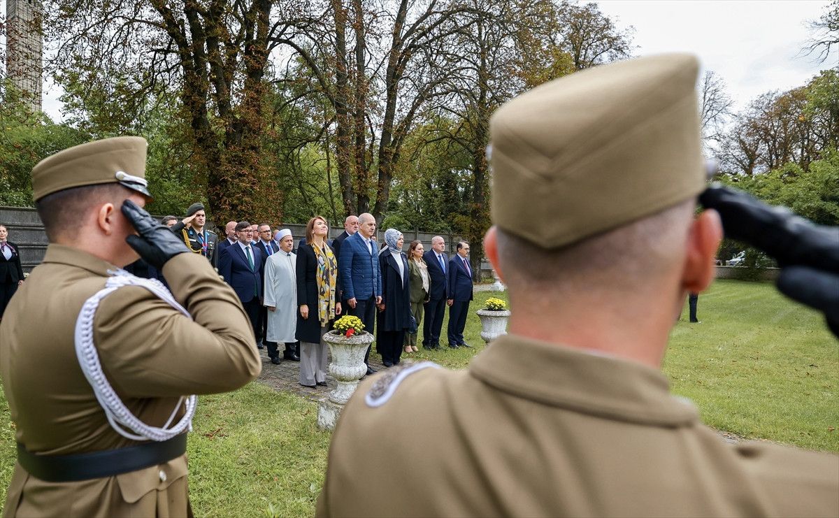 Numan Kurtulmuş'tan, Galiçya Türk Şehitliği'ne ziyaret