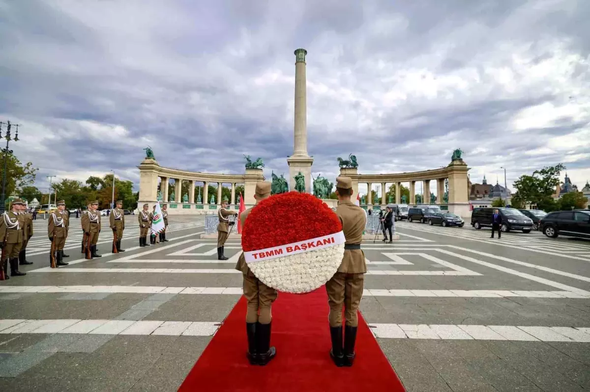 TBMM Başkanı Numan Kurtulmuş'tan Macaristan Kahramanlar Meydanı Anıt Ziyareti