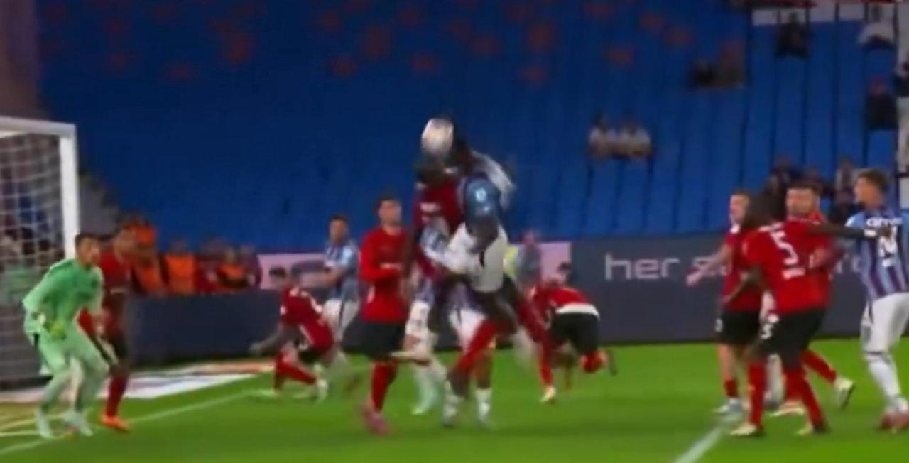 Trendyol Süper Lig'de Akyazı'da Tartışmalı Penaltı Pozisyonu ve Hakem Kararı