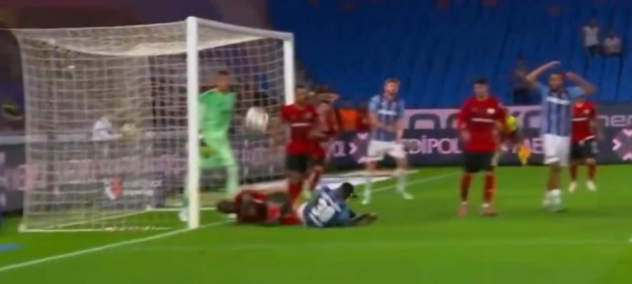 Trendyol Süper Lig'de Akyazı'da Tartışmalı Penaltı Pozisyonu ve Hakem Kararı