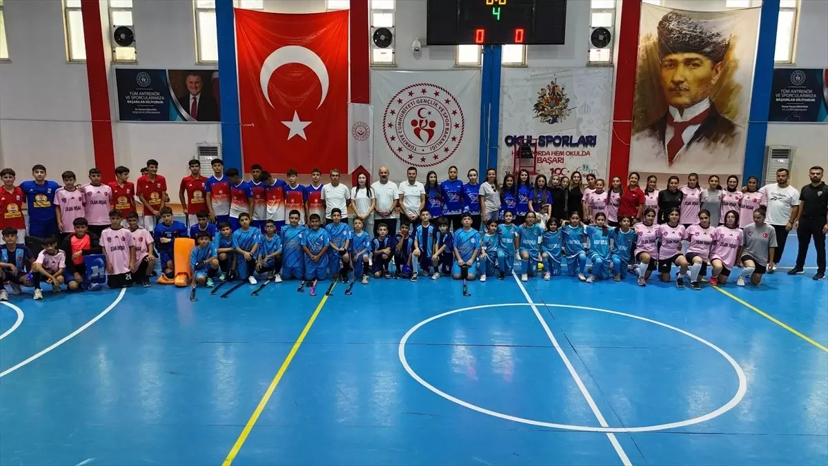 Türkiye'de İlk Defa Düzenlenen 16 Yaş Altı Salon Hokeyi Ligi Gaziantep'te Başladı