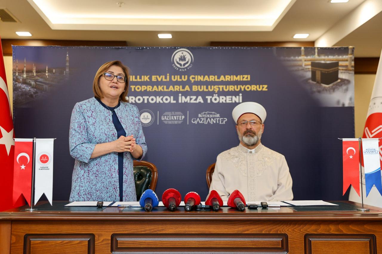 Umre Ziyareti Projesinin İlk Talihlileri Belirlendi: 15 Bin Başvuru Rekoru