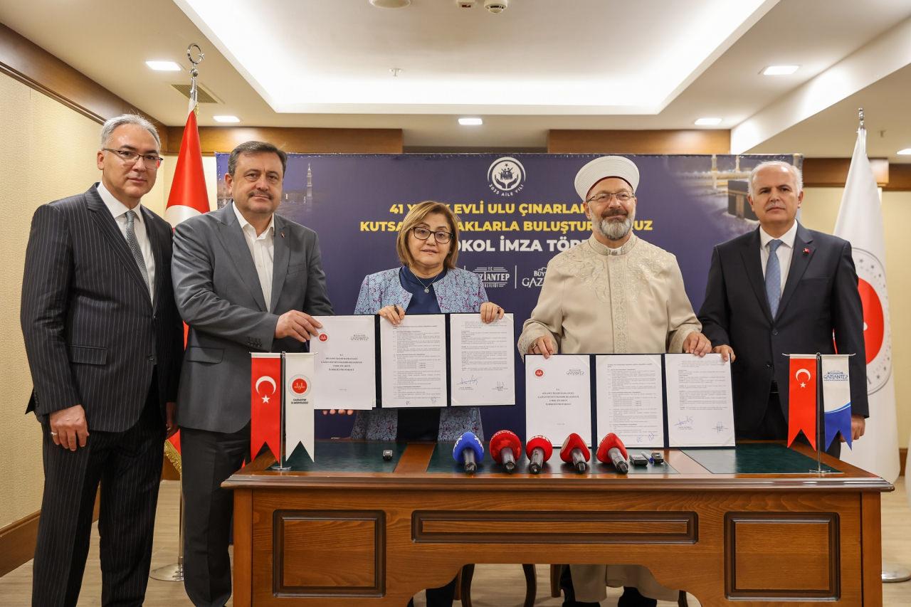 Umre Ziyareti Projesinin İlk Talihlileri Belirlendi: 15 Bin Başvuru Rekoru