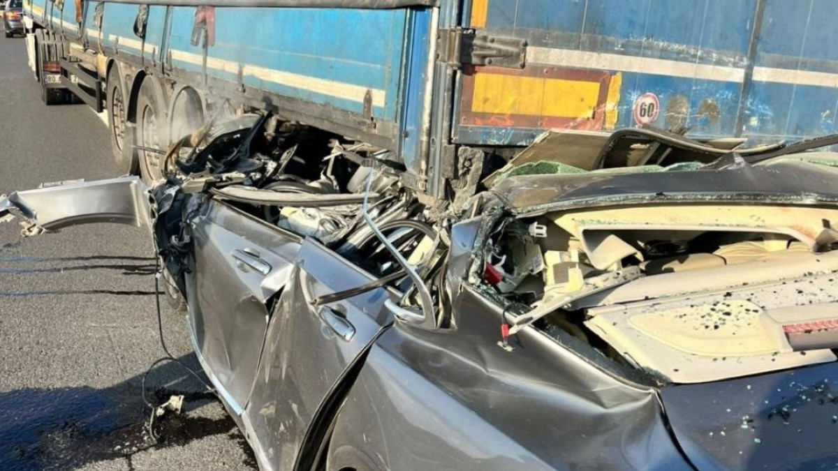 Adana'da Volvo Otomobil Tıra Arkadan Çarptı: 1 Kişi Hayatını Kaybetti